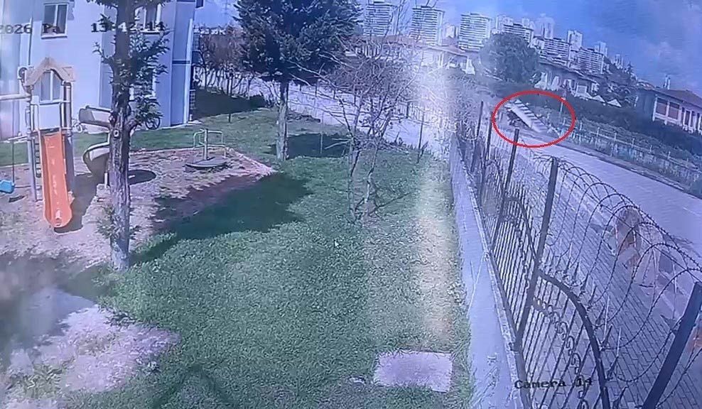Kocaeli’nin İzmit ilçesinde demir korkulukları sökerek dereye düşen kamyonetin sürücüsü