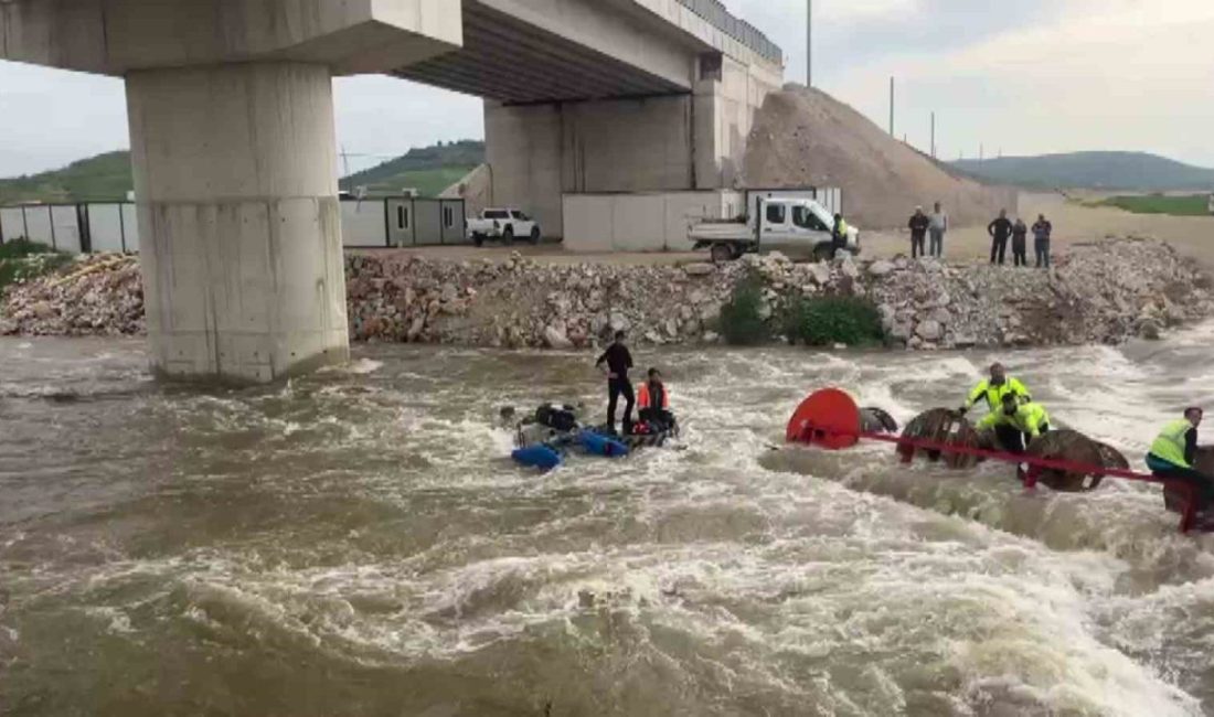 Bursa’da dereyi traktörle geçmek isteyen 10 işçi, aracın devrilmesiyle mahsur
