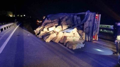 Bilecik’te direksiyon hakimiyetini kaybeden tırın refüje çarpıp yan yatması sonucu