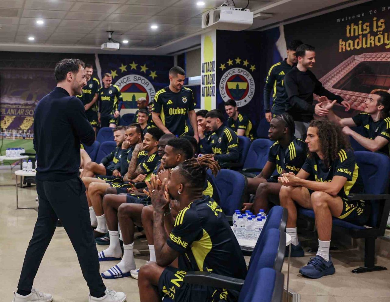 Fenerbahçe’nin yollarını ayırdığı Teknik Direktör Domenico Tedesco, tesislerde futbolcularla vedalaştı.