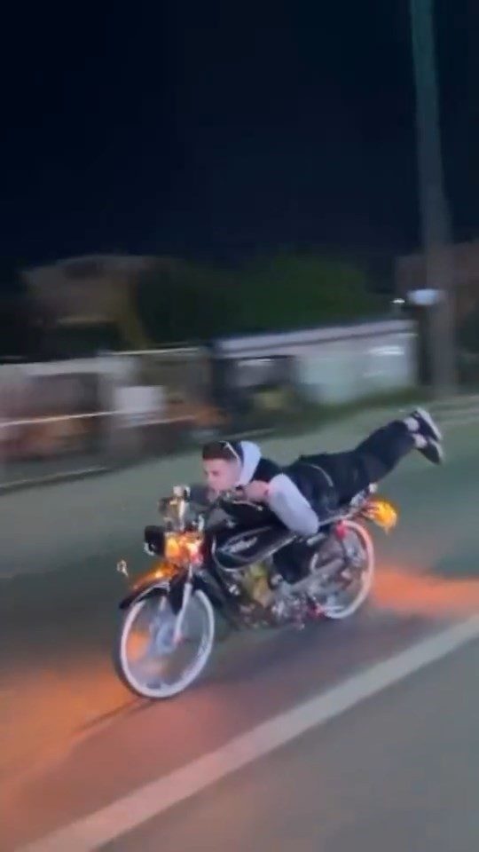 Bursa’da motosiklet sürücüsünün trafikte yaptığı tehlikeli hareketler görenleri hayrete düşürdü.