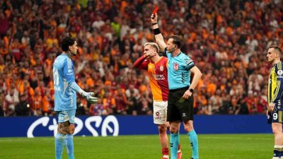Fenerbahçe’de kaleci Ederson, Galatasaray derbisinde kırmızı kart gördü. Trendyol Süper