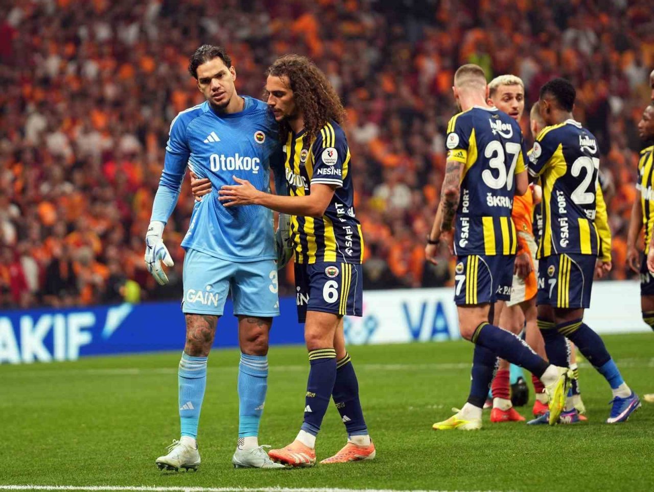 Fenerbahçe’nin Brezilyalı kalecisi Ederson, Galatasaray ile oynanan derbide ’hakareti’ ve