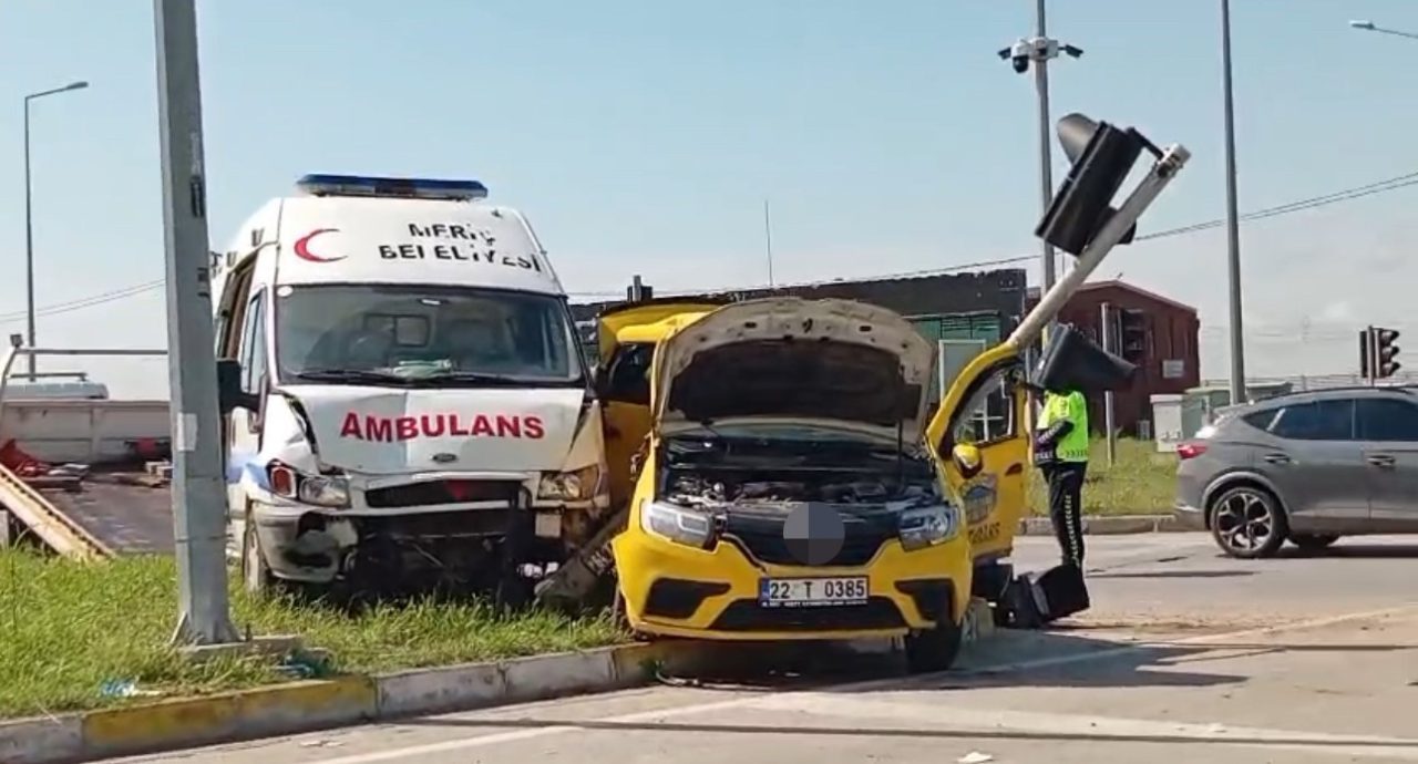 Edirne’de hasta nakli gerçekleştiren belediyeye ait ambulans ile ticari taksinin