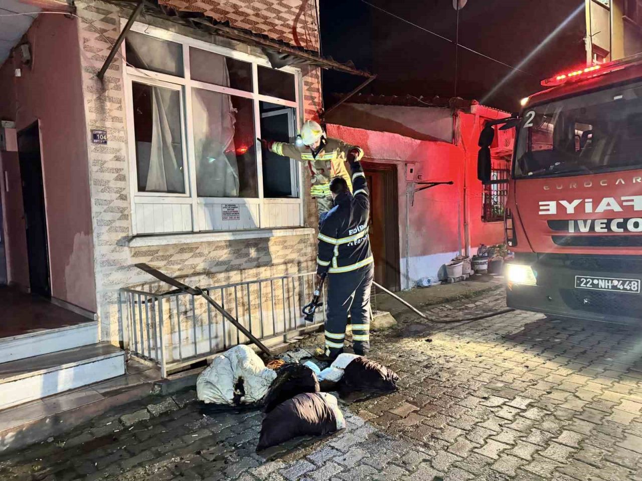 Edirne’de bir apartman dairesinde çıkan yangın büyümeden söndürüldü. Edirne merkez