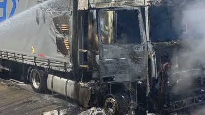 Edirne’de seyir halindeki kereste yüklü tır, çıkan yangında kullanılamaz hale