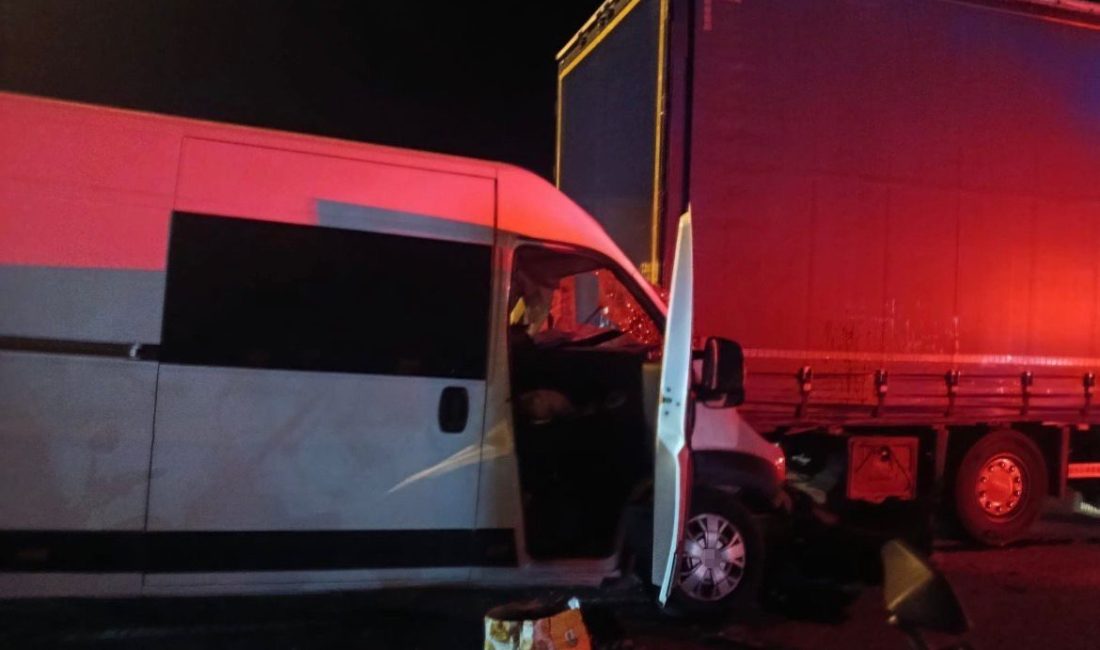 Edirne’de Kapıkule yolu üzerinde kırmızı ışıkta bekleyen tıra arkadan çarpan