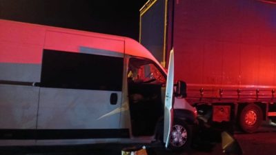 Edirne’de Kapıkule yolu üzerinde kırmızı ışıkta bekleyen tıra arkadan çarpan