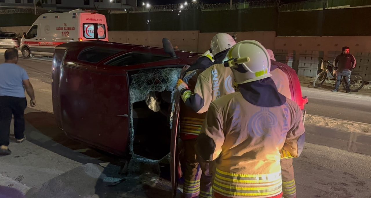 Edirne’de kontrolden çıkarak refüje çarpan otomobilin yan yatması sonucu araçta