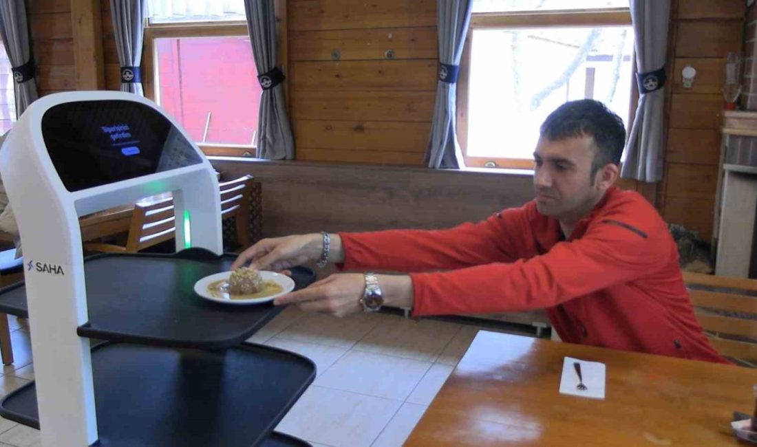 Edirne’deki Trakya Üniversitesi Meriç Sosyal Tesisleri’nde yapay zeka destekli robot