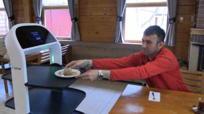 Edirne’deki Trakya Üniversitesi Meriç Sosyal Tesisleri’nde yapay zeka destekli robot