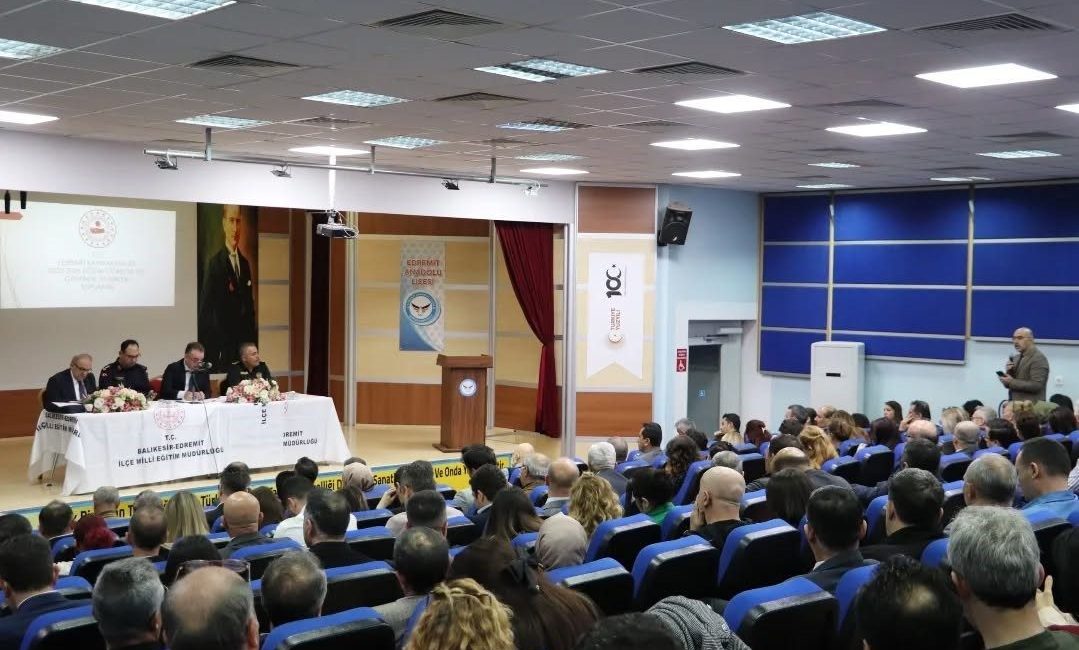 Balıkesir’in Edremit Kaymakamı Ahmet Odabaş başkanlığında toplanan ilçe protokolü, okullardaki