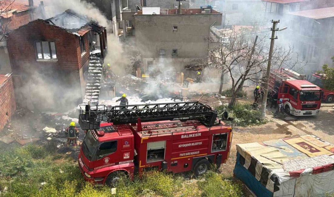 Balıkesir’in Edremit ilçesinde çöp ve hurda malzemeleriyle dolu evde çıkan