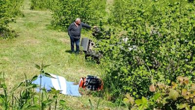 Sakarya’nın Karasu ilçesinde bahçesinde ot biçtiği esnada devrilen traktörün altında