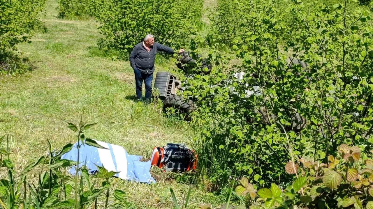 Sakarya’nın Karasu ilçesinde bahçesinde ot biçtiği esnada devrilen traktörün altında