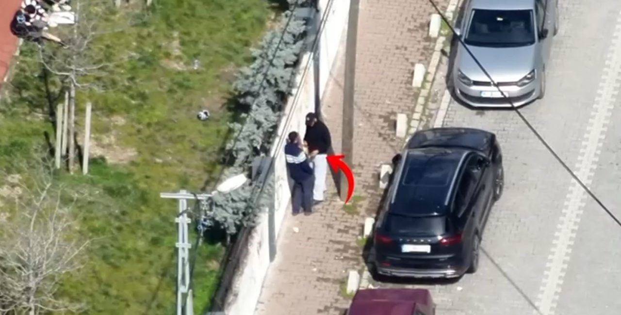 İstanbul Esenyurt’ta gerçekleştirilen dron destekli uygulamada el sıkışma yöntemiyle uyuşturucu