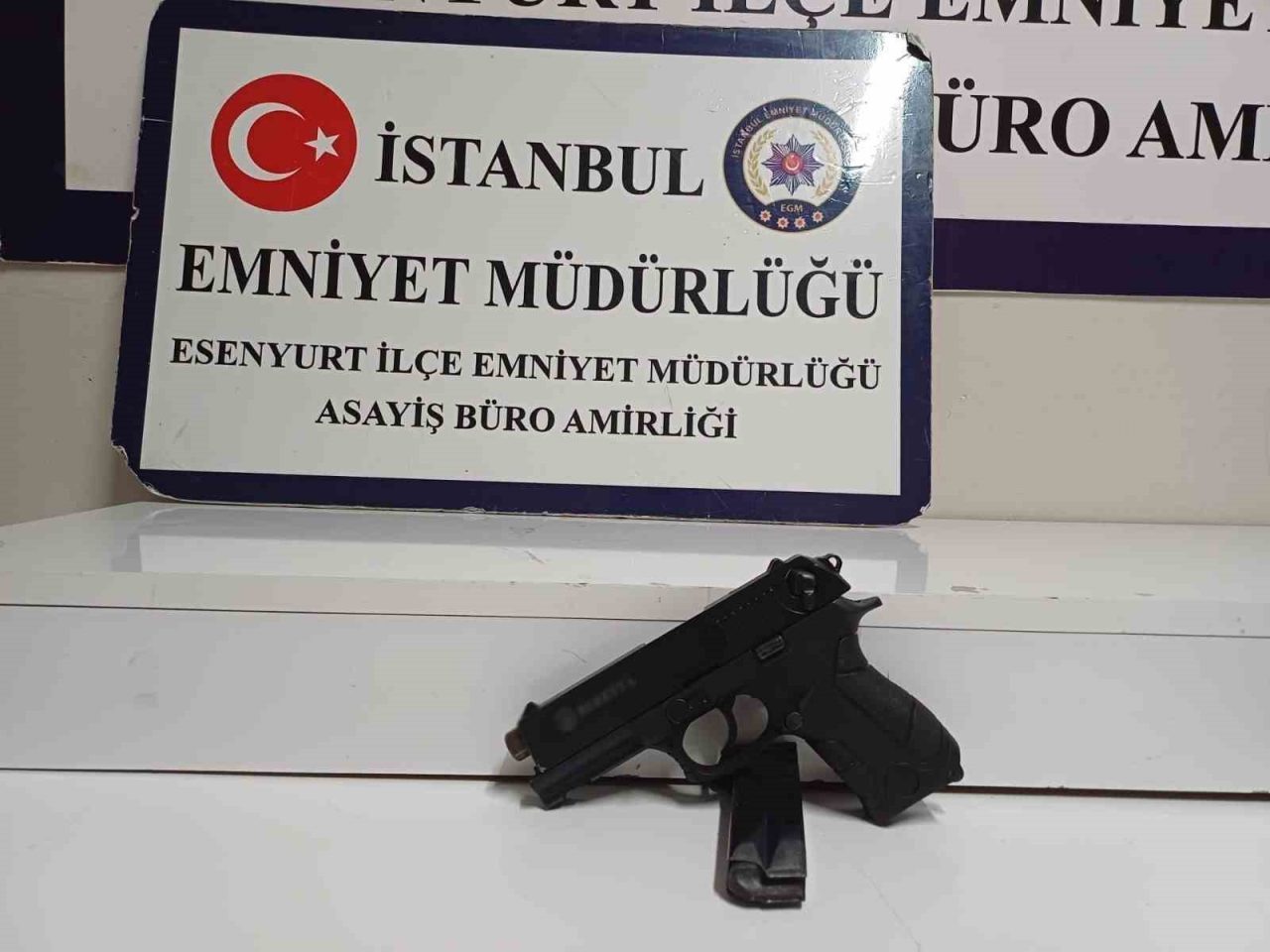 Esenyurt’ta bir iş yerine düzenlenen silahlı saldırı güvenlik kamerasına yansıdı.