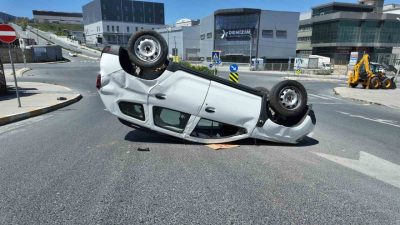 Esenyurt’ta süratle geldiği iddia edilen sürücünün çarptığı otomobil takla attı.