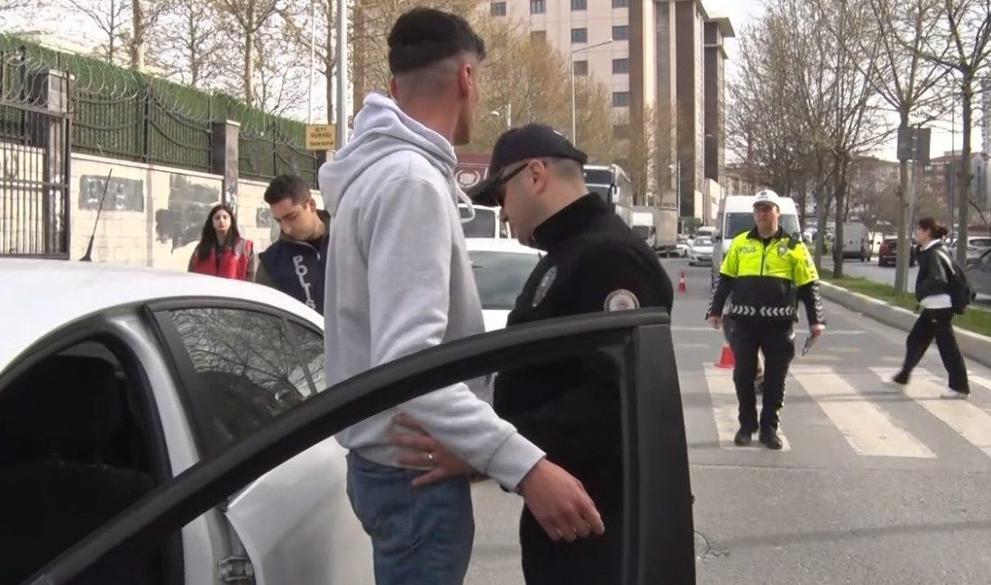 Esenyurt’ta okul ve çevrelerinde polis denetimleri artırıldı. Yapılan denetimlerde okul