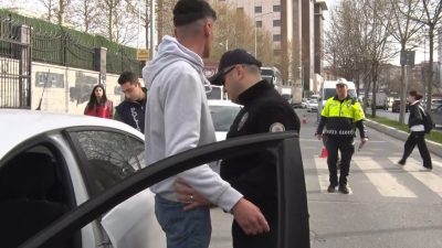 Esenyurt’ta okul ve çevrelerinde polis denetimleri artırıldı. Yapılan denetimlerde okul