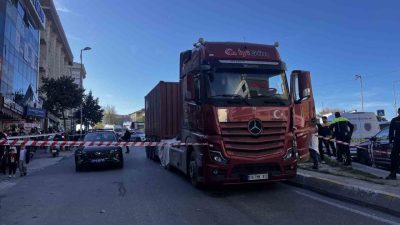 Esenyurt’ yolun karşısına geçmeye çalışırken tırın çarptığı kadın hayatını kaybetti.