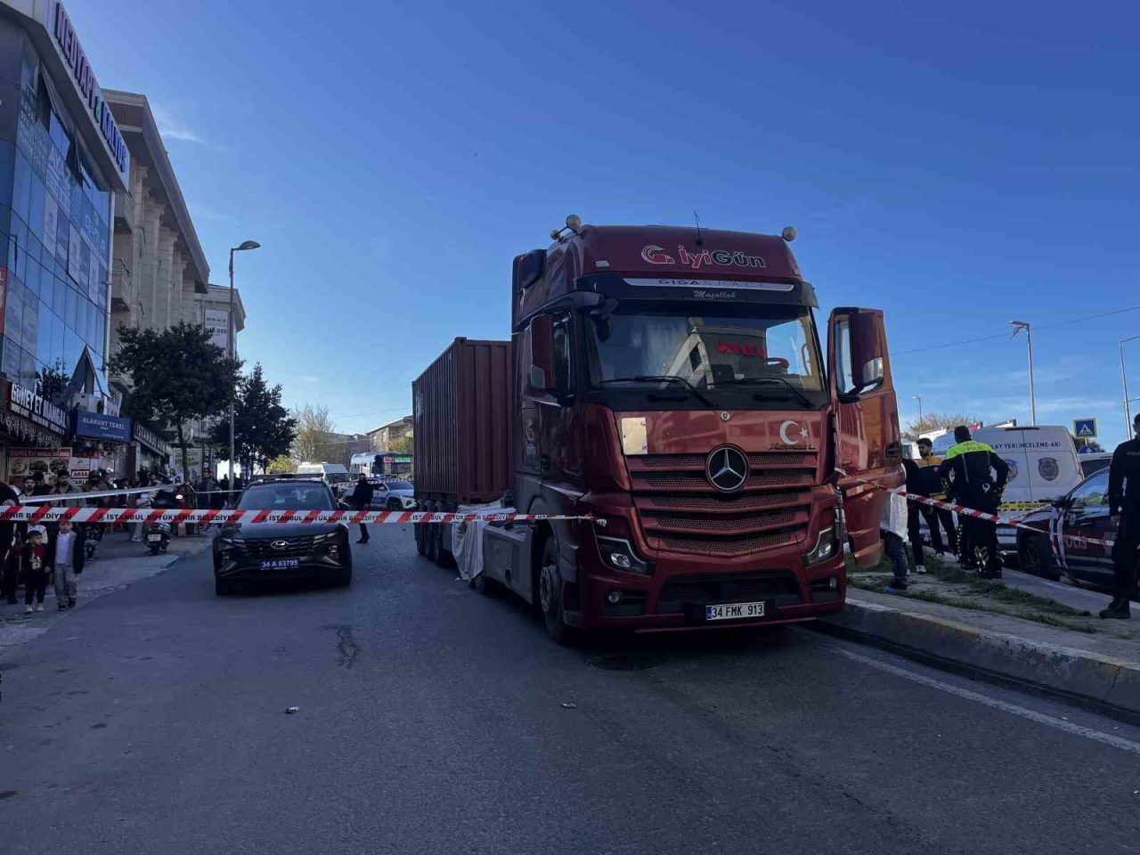 Esenyurt’ yolun karşısına geçmeye çalışırken tırın çarptığı kadın hayatını kaybetti.