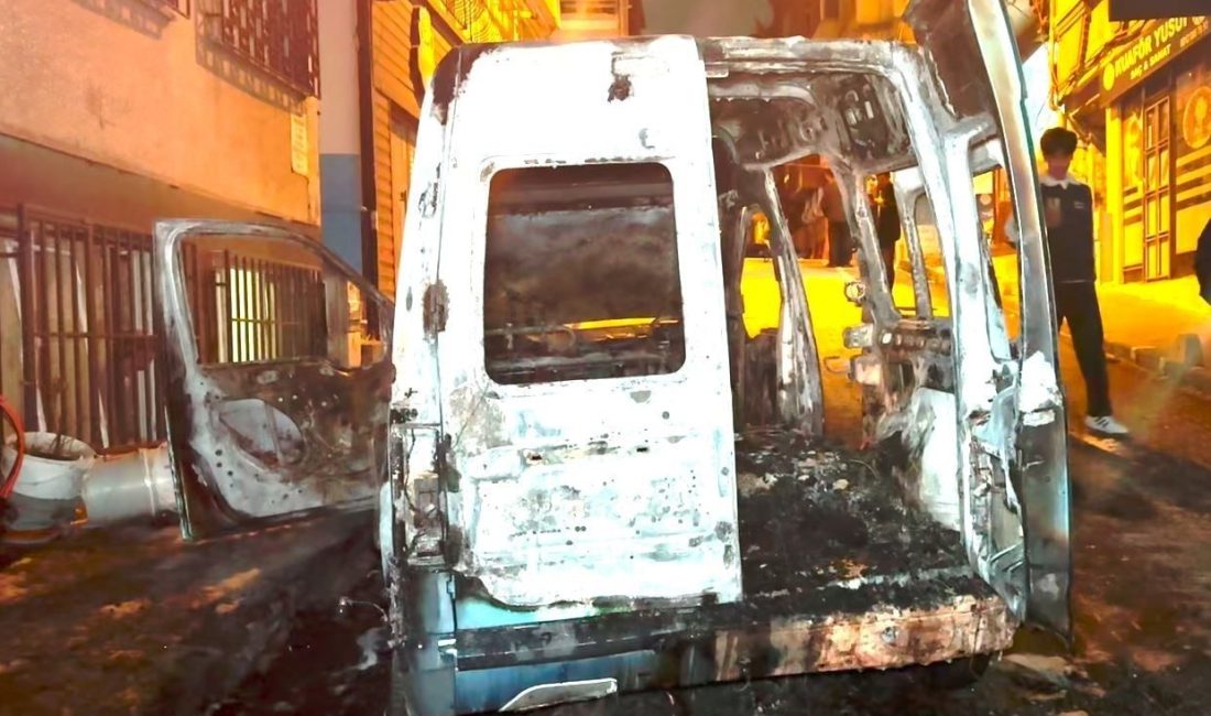 Fatih’te park halindeki bir otomobilde çıkan yangın, itfaiyenin müdahalesiyle söndürüldü.