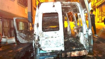 Fatih’te park halindeki bir otomobilde çıkan yangın, itfaiyenin müdahalesiyle söndürüldü.