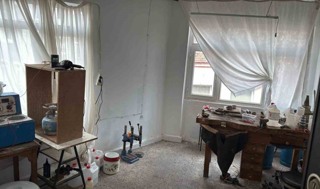 Fatih’te bir iş hanında kurduğu atölyede pirinçten ürettiği sahte altınları,