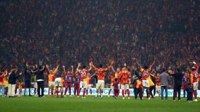 Galatasaraylı futbolcular, Fenerbahçe derbisi galibiyetini sarı-kırmızılı taraftarlar birlikte yaşadı. Trendyol