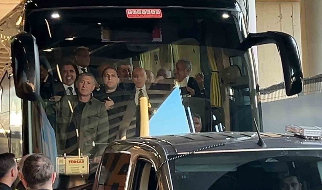 Galatasaray yönetim kurulu üyeleri, derbi öncesinde stadyuma gelen Fenerbahçe yönetim