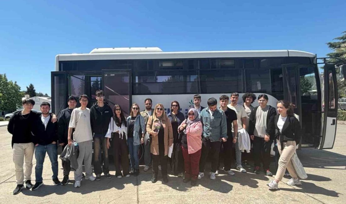 Balıkesir Üniversitesi Edremit Meslek Yüksekokulu (MYO) Bilgisayar Programcılığı öğrencileri, anlamlı