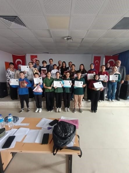 Gömeç ilçesinde, Şehit Mustafa Güvenç Aldemir Ortaokulunda düzenlenen yarışmada kız