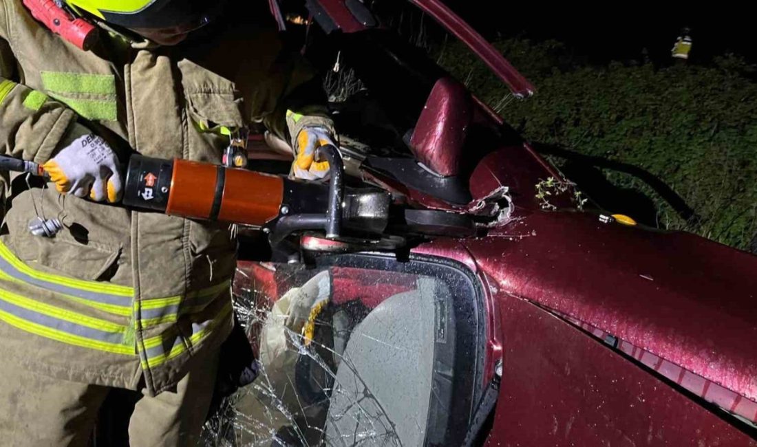 Balıkesir’in Gönen ilçesinde meydana gelen trafik kazasında, otomobil içerisinde sıkışan