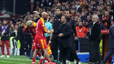 Galatasaray’ın, Gençlerbirliği ile oynadığı müsabakada kaleci Günay Güvenç ile futbolculardan