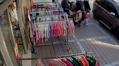 İstanbul’un Esenyurt ilçesinde annesinin alışveriş yaptığı sırada bir çocuk, boğazına