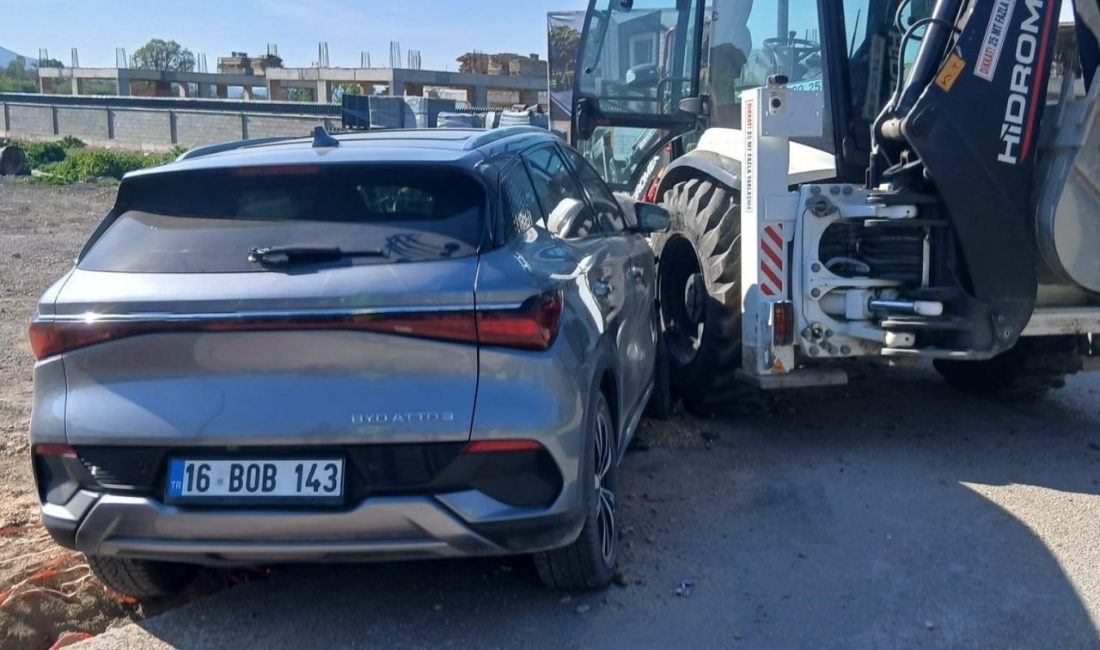Bursa’nın İnegöl ilçesinde kontrolden çıkan otomobilin iş makinesine çarptığı kazada
