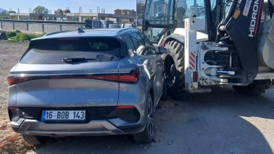 Bursa’nın İnegöl ilçesinde kontrolden çıkan otomobilin iş makinesine çarptığı kazada