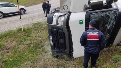 Bursa’nın İnegöl ilçesinde su yüklü tır devrildi, sürücüsü yaralandı. Kaza,