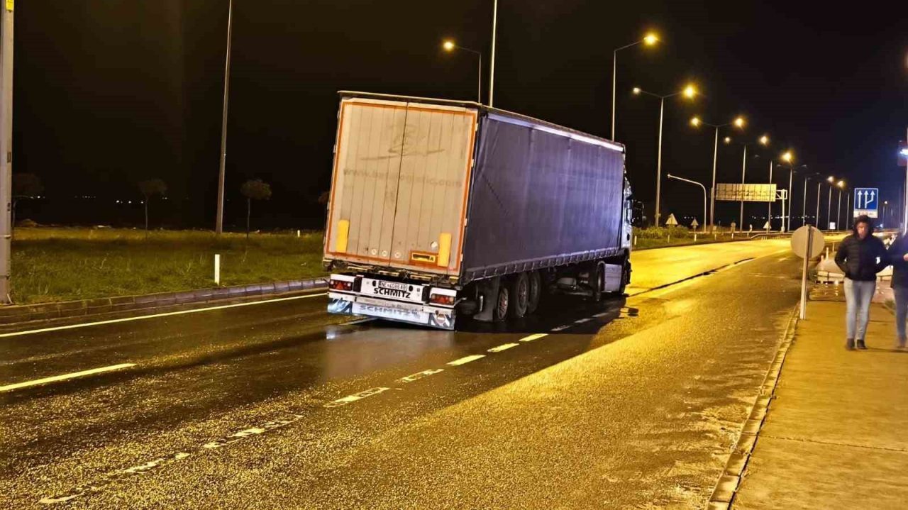 Edirne’de tır, otomobil ve kamyonetin çarpışması sonucu meydana gelen trafik