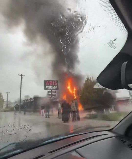Kocaeli’nin Başiskele ilçesinde iş yeri alevlere teslim oldu, yangın itfaiye