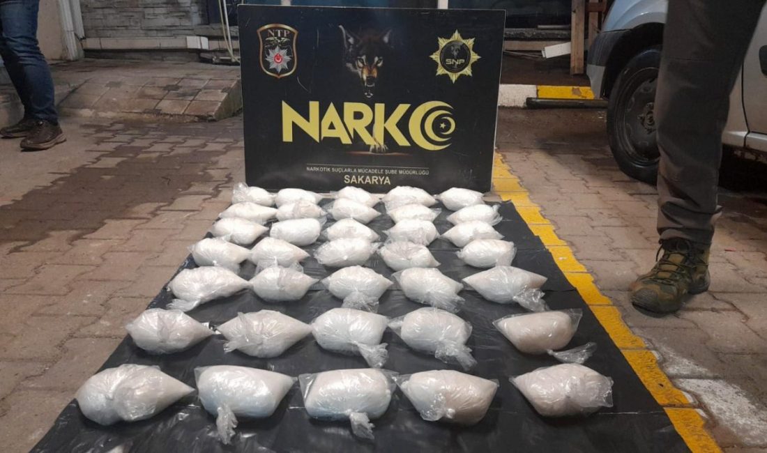 Sakarya’da polis ekiplerince düzenlenen uyuşturucu operasyonunda, İstanbul’a uyuşturucu madde taşıdığı