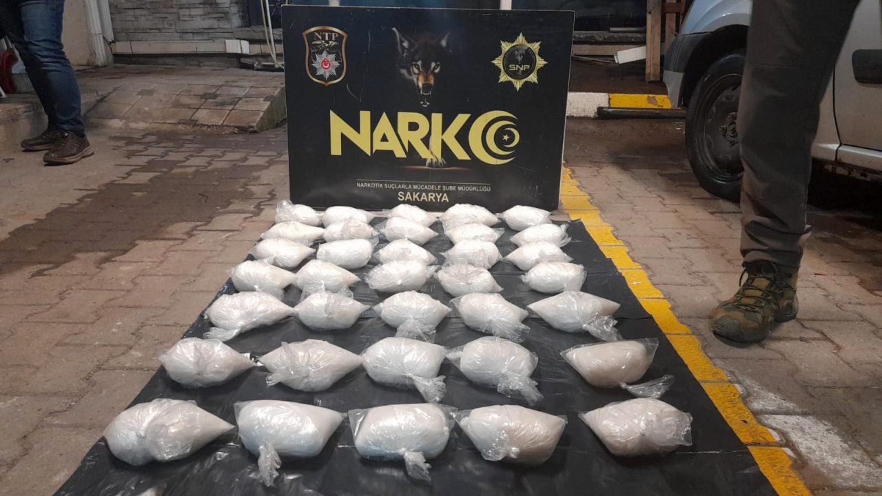 Sakarya’da polis ekiplerince düzenlenen uyuşturucu operasyonunda, İstanbul’a uyuşturucu madde taşıdığı