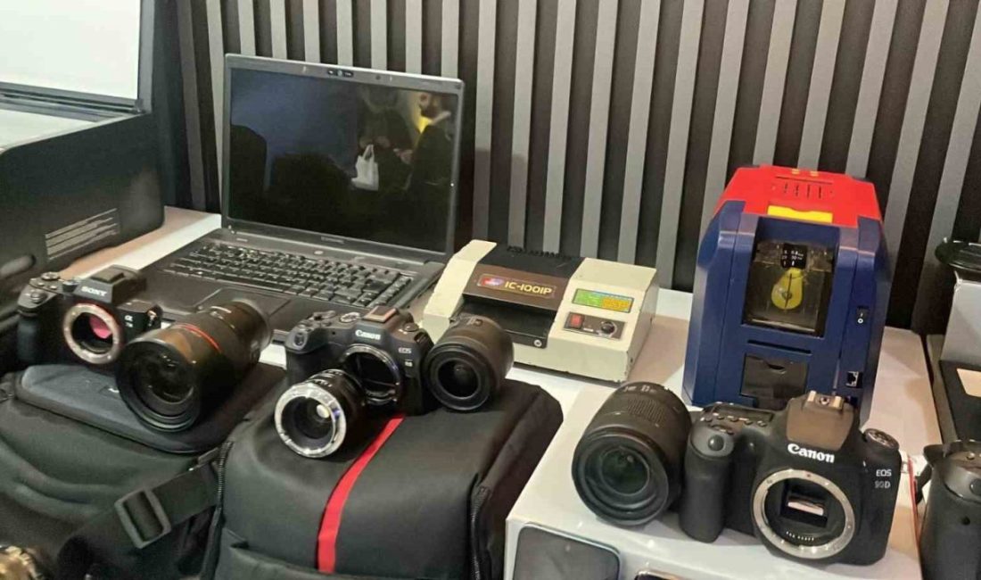 İstanbul’da internetten satılan elektronik ürünlerin sahiplerini ağlarına düşürerek eşyaları kargoda