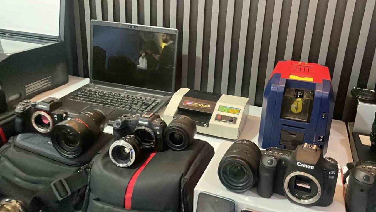 İstanbul’da internetten satılan elektronik ürünlerin sahiplerini ağlarına düşürerek eşyaları kargoda