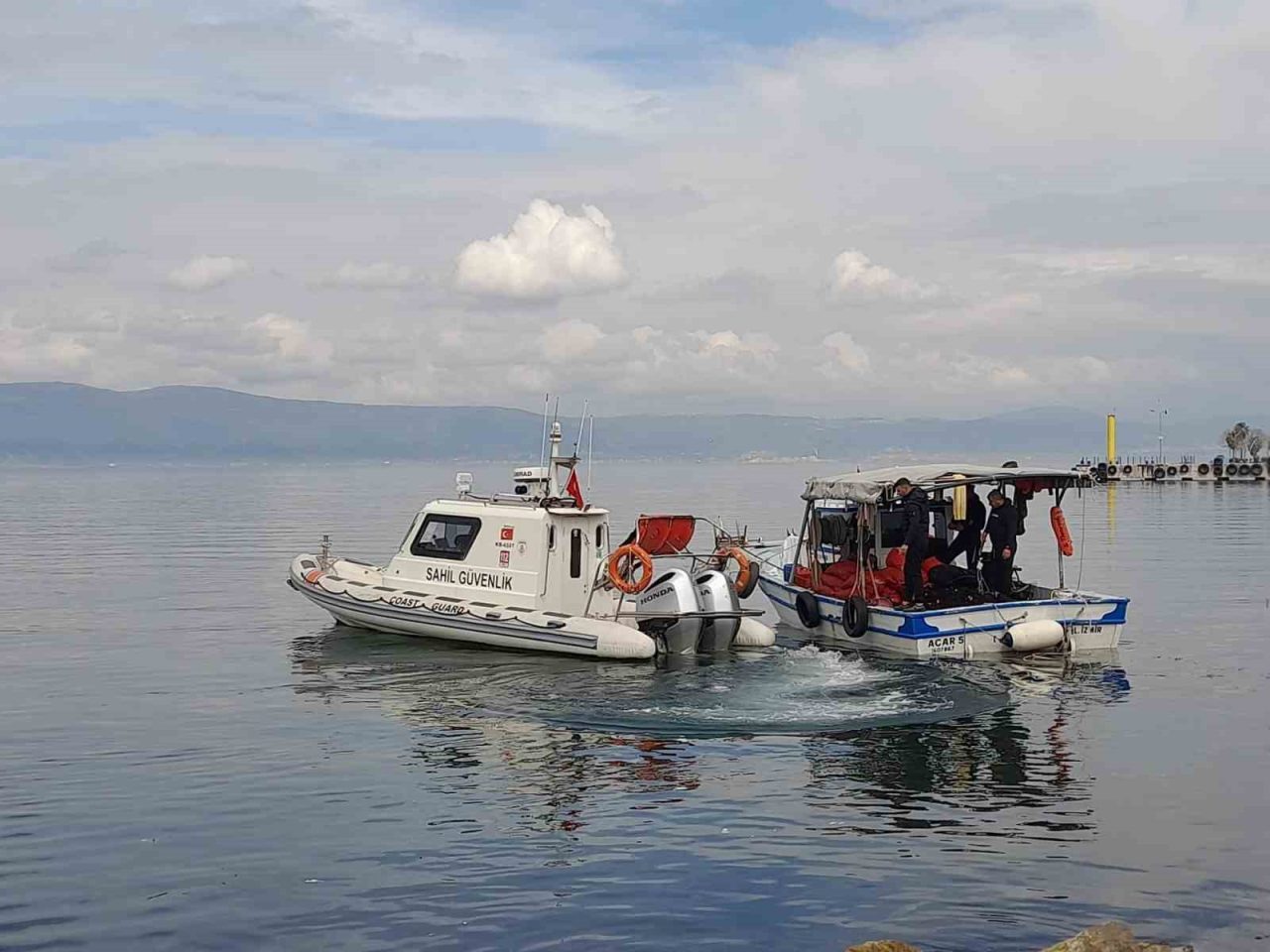 Kocaeli’nin Karamürsel ilçesinde denize açılan teknedeki kişilerin dalış yaptığını gören