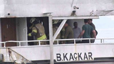 Kadıköy İskelesi’ne bağlı haldeki yolcu teknesinde çıkan yangın itfaiye ekiplerinin