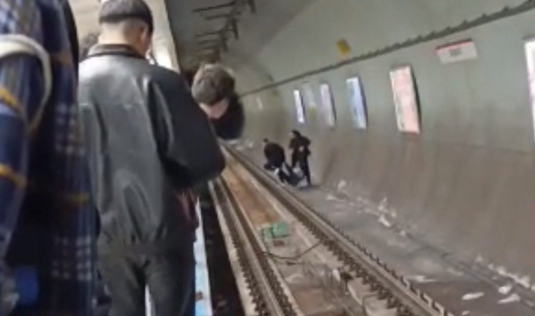 İstanbul’da Kadıköy Metro İstasyonu’nda bir kişinin raylara atlayarak intihar girişiminde