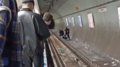 İstanbul’da Kadıköy Metro İstasyonu’nda bir kişinin raylara atlayarak intihar girişiminde