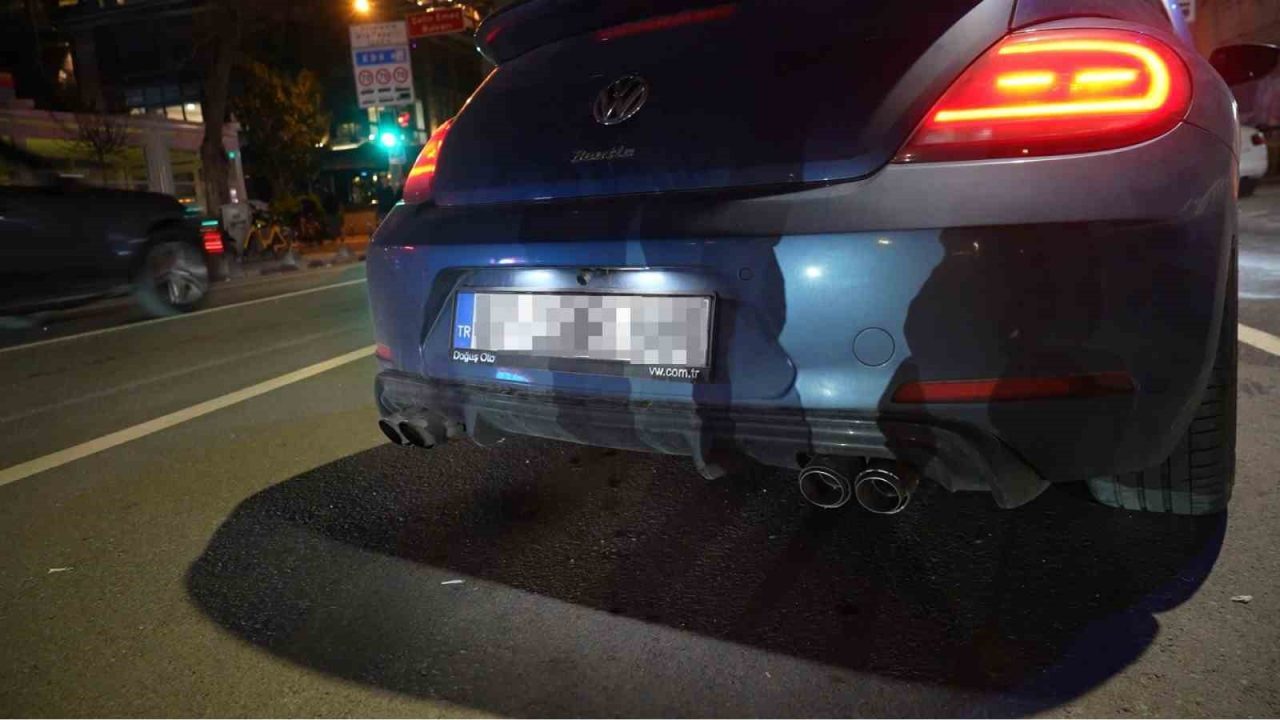Kadıköy’de trafik ekipleri tarafından abartı egzoz kullanan araçlara yönelik denetim